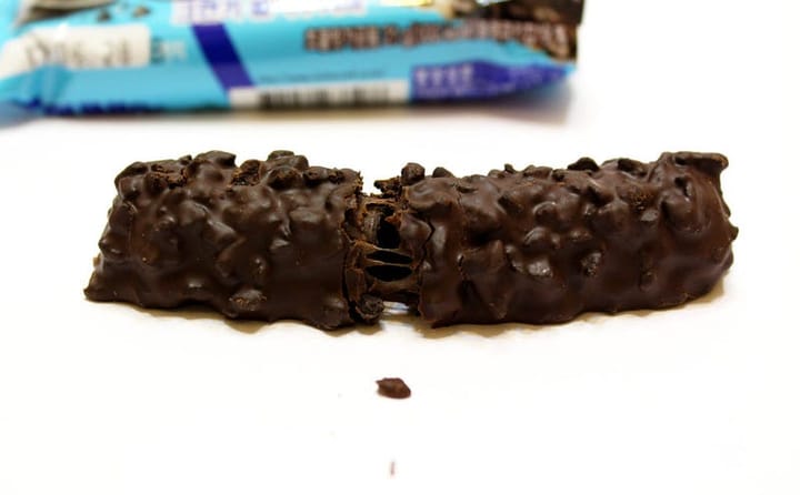 [快遞先生零食開箱] 一款你不能錯過的 CRUNKY 巧克力棒！